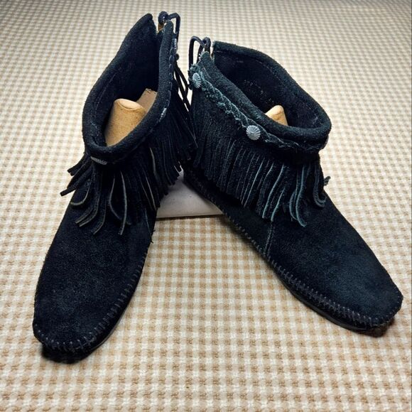 Minnetonka Black Fringed Suede Back Zip Metal Conchos Anywhere Ankle Boots - Picture 2 of 9